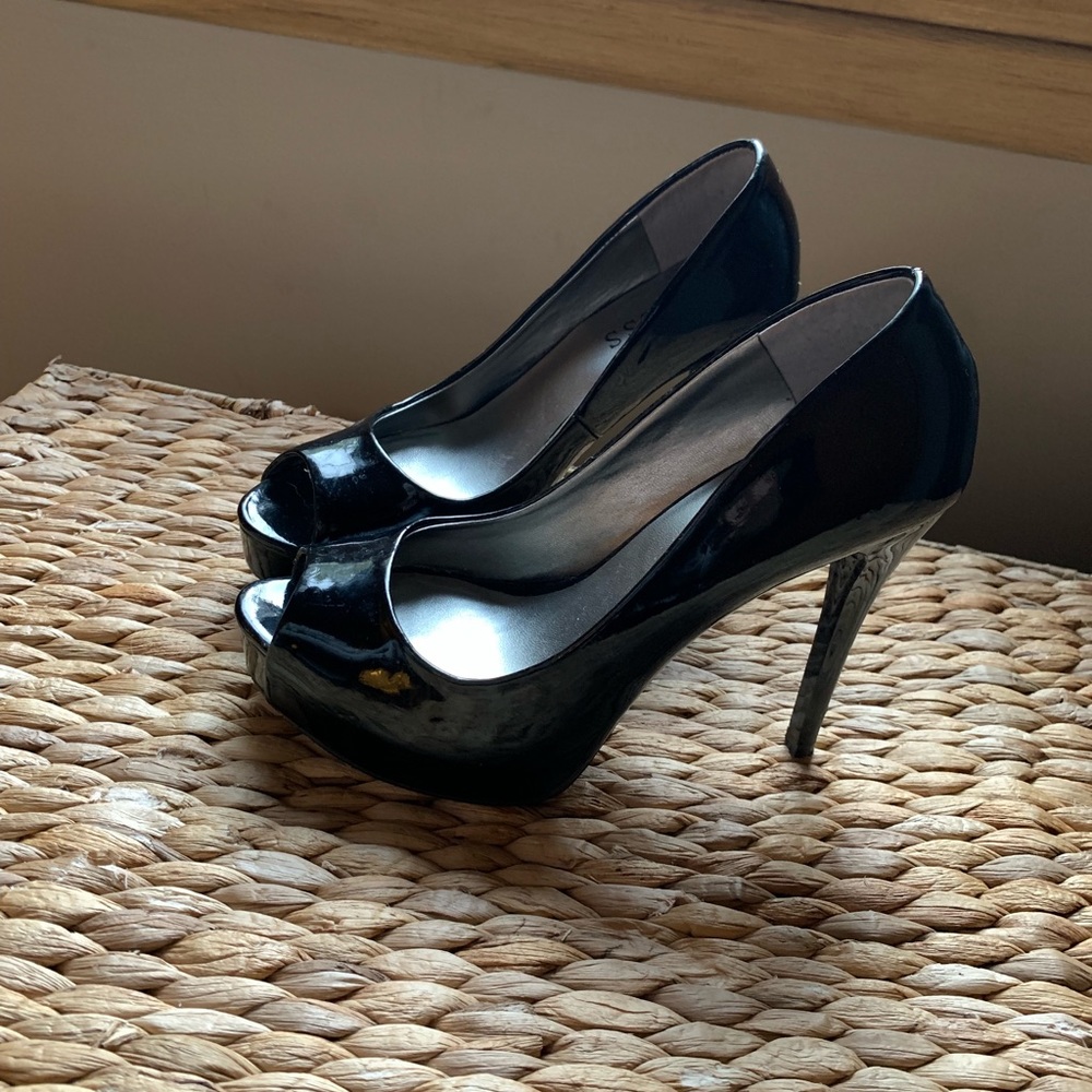 Black peep toe pumps